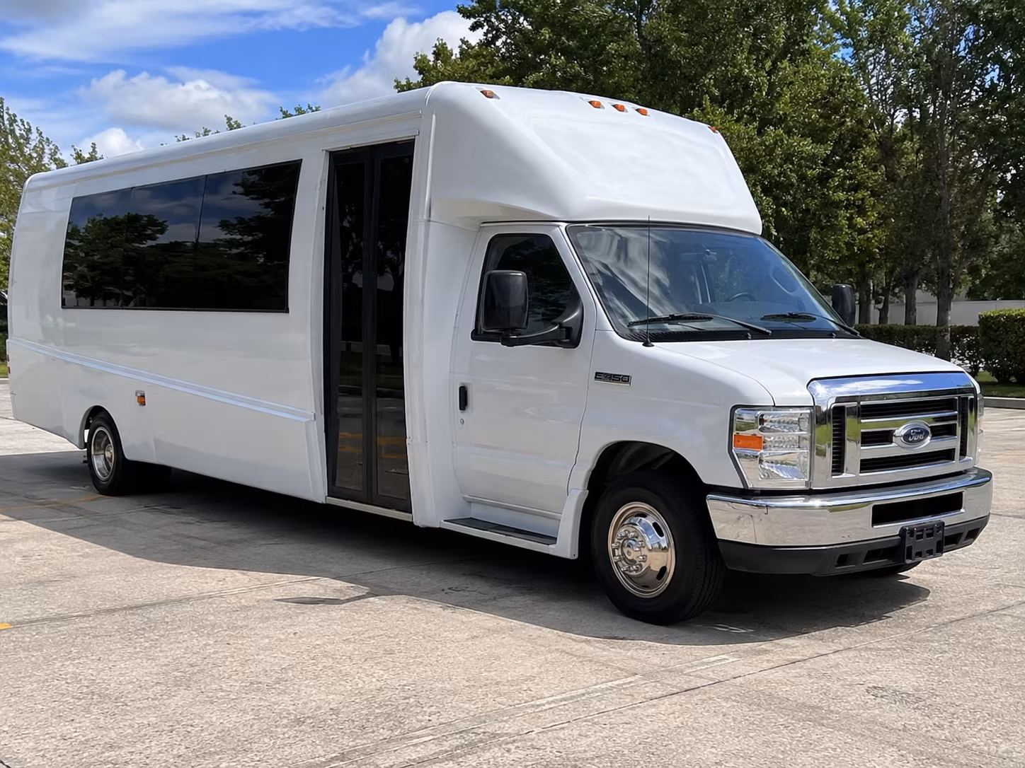 Sioux Falls Birthday, Sweet 16, & Quinceañera Transportation party bus exterior
