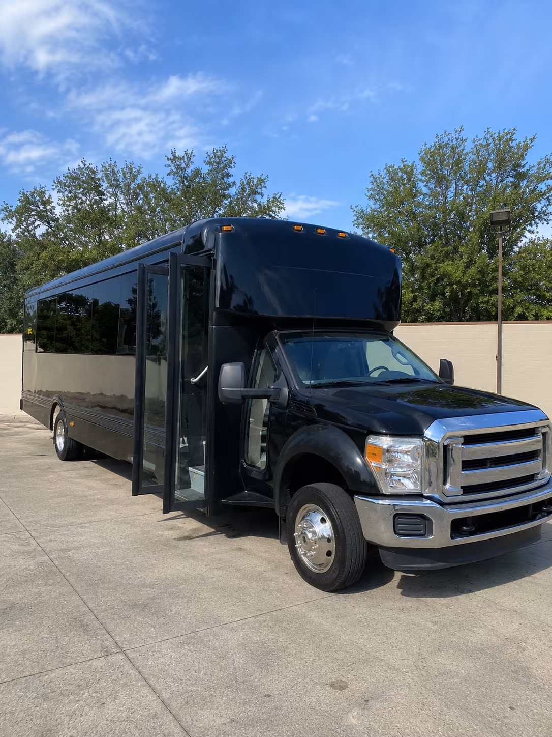 Sioux Falls Birthday, Sweet 16, & Quinceañera Transportation party bus exterior